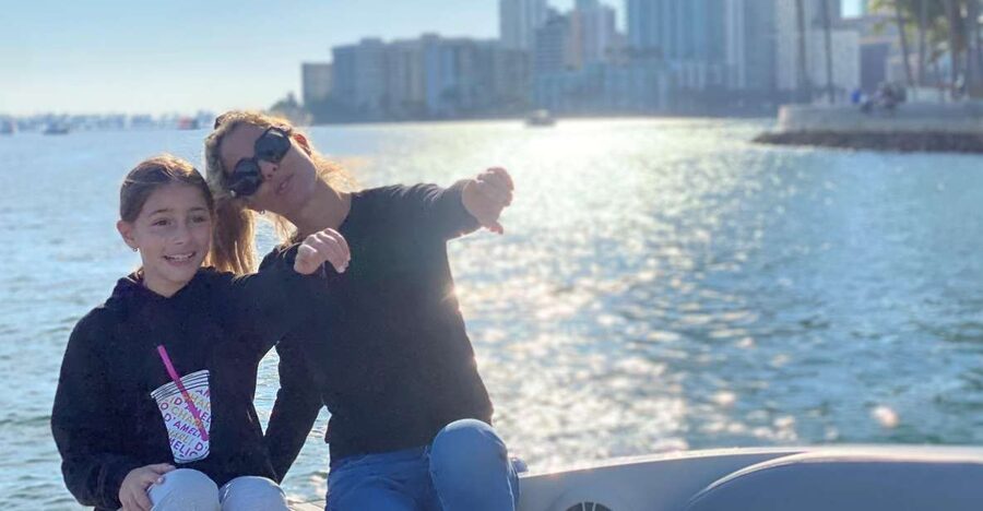 1 hour Miami Private Boat Ride with champagne and captain - Starting beside Monty’s in Coconut Grove