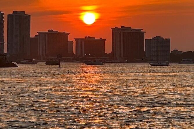 2-Hours Private Miami Boat Tour With Champagne - Sunset or daytime sightseeing?