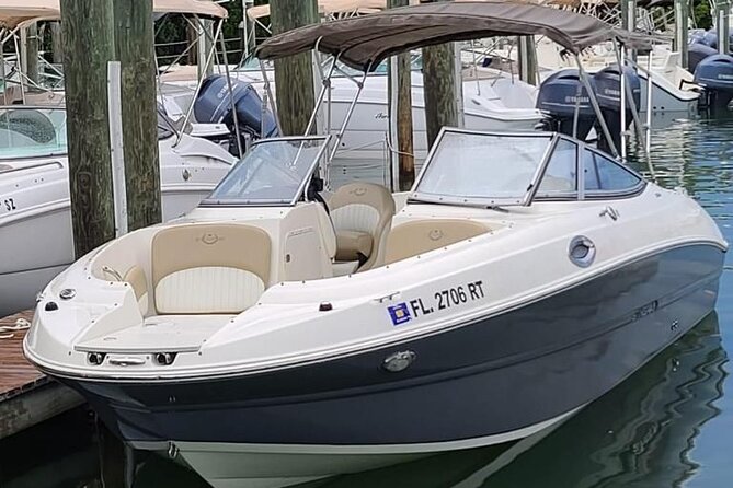 24 Ft Miami Bay: Private Boat, Gas Included , 6 people, Captained - Key points at a glance