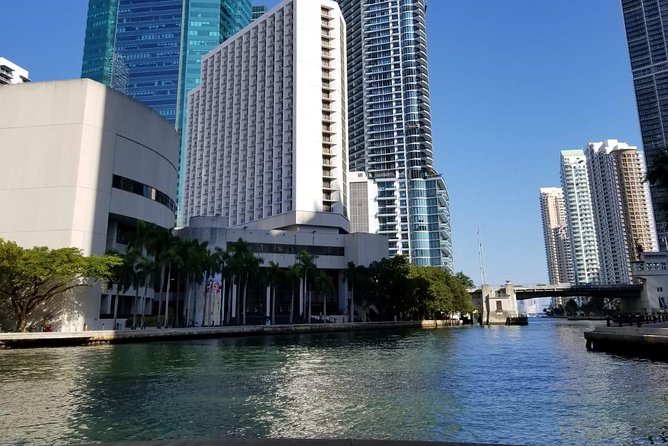 24 Ft Miami Bay: Private Boat, Gas Included , 6 people, Captained - Cruising from the Miami River to the bay