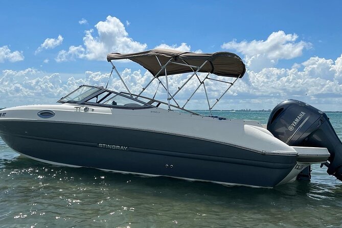 24 Ft Miami Bay: Private Boat, Gas Included , 6 people, Captained - The boat, capacity, and an important detail to confirm