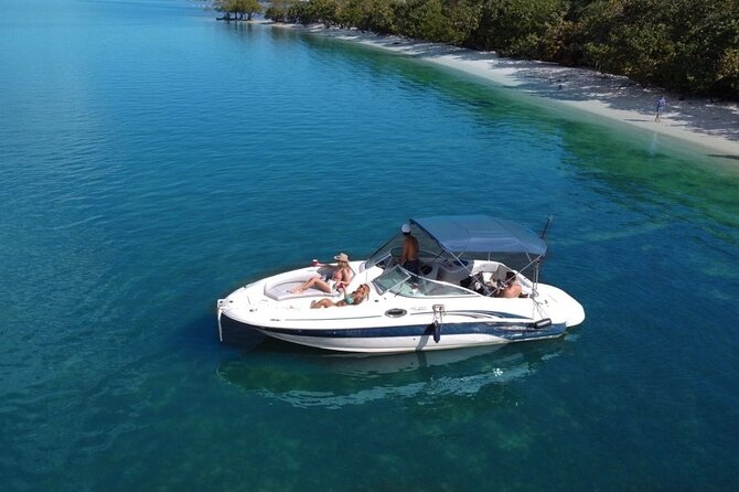 26 Ft Boat, Miami Bay Tour for 2 or 4 hours. 10 people - A private Miami boat ride with no fixed script