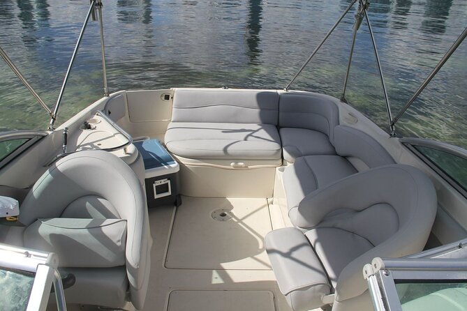 26 Ft Boat, Miami Bay Tour for 2 or 4 hours. 10 people - Star Island, Venetian Way, and the millionaire homes