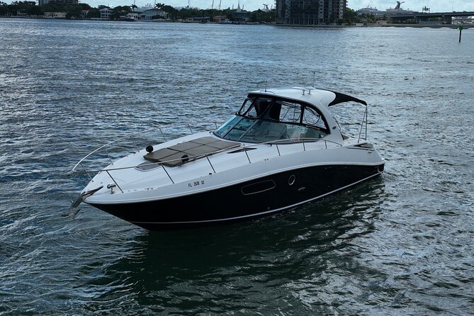 37 Ft Yacht Yacht for 2 or 4 hours, Bluetooth, In the Miami Bay - Miami Bay from a private 37-foot yacht