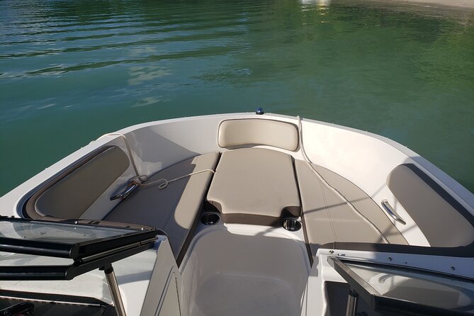 42 to 46 Ft Private Yacht Miami, rent for 2 our 4 hours, 12 ppl - Comfort, music, food, and the small practical details