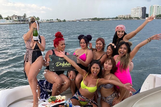 50ft Luxury Yacht Tour in Miami Beach Captain, Fun & Party! - The yacht itself: luxury label, mixed reality