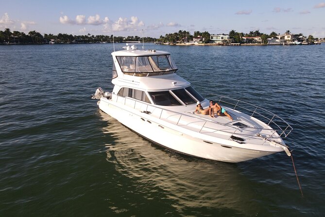 52' Yacht Rental in Miami Beach with Experienced Captain - The real price can be much higher than $550