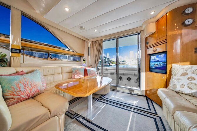 55ft + FREE HOUR Miami Yacht Rental 3 to 6 Hours 13 People - What the 55-foot boat gives your group