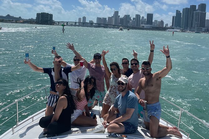 65ft Yacht Charter in Miami - Dining options along the bay