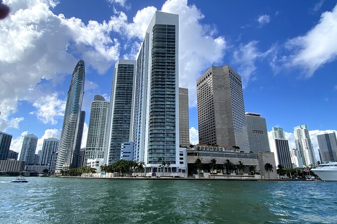 Bayside Marketplace: Millionaire Homes Boat, Stop at South Beach - Is the small boat an advantage?
