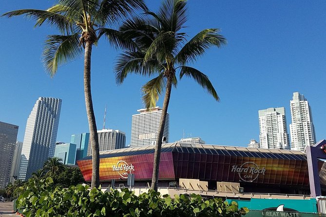Biscayne Bay and Celebrity Island Homes Boat Tour 90 Minute - Drinks, guide commentary, and onboard atmosphere