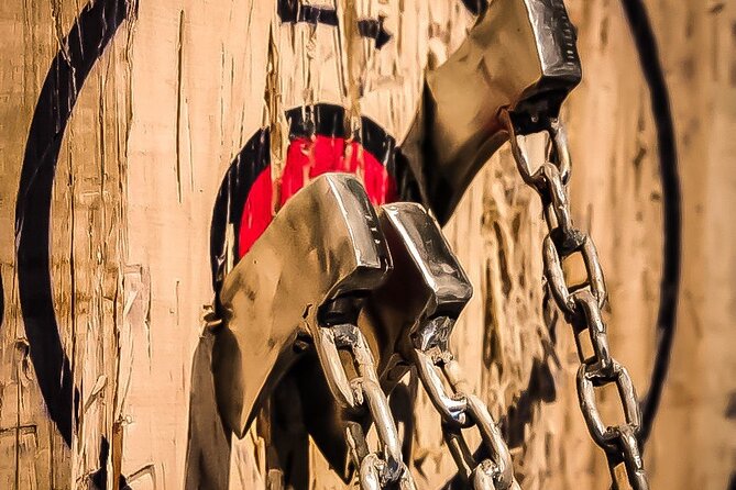 Bundle: 1-Hour Axe Throwing + Escape Room - One hour of axe throwing