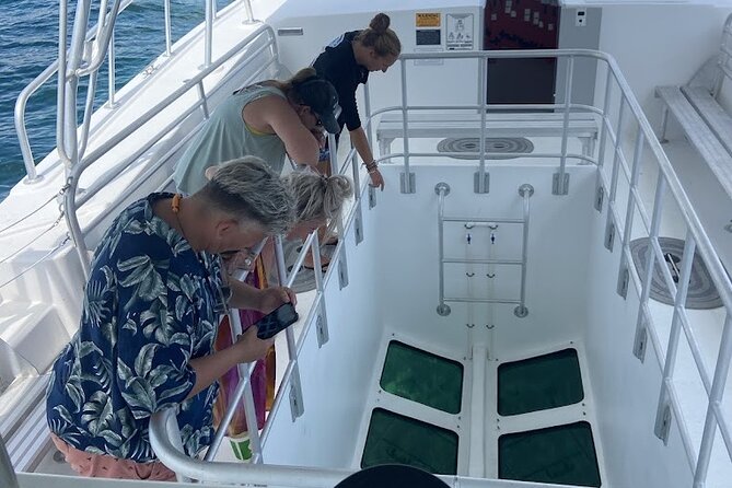 Day Tour Glass Bottom Boat In Islamorada - A comfortable boat for families and mixed-age groups