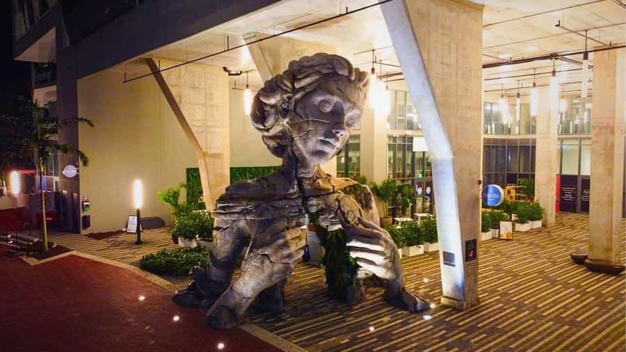 Fort Lauderdale: Ghosts and Ghouls Haunted Walking Tour - Meeting the lantern at Thrive Sculpture