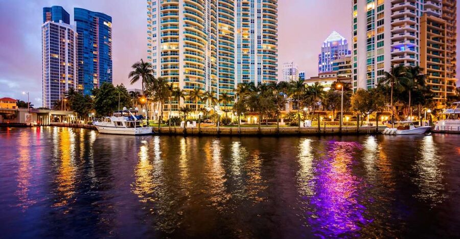 Fort Lauderdale: Night Cruise Through the Venice of America - Meeting the captain at 100 Pro Boats