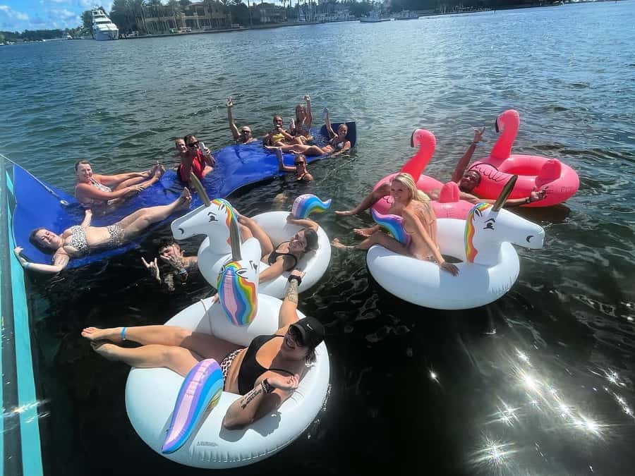 Ft. Lauderdale: Party Boat Tour to the Sandbar with Tunes - What the 7pm departure does differently