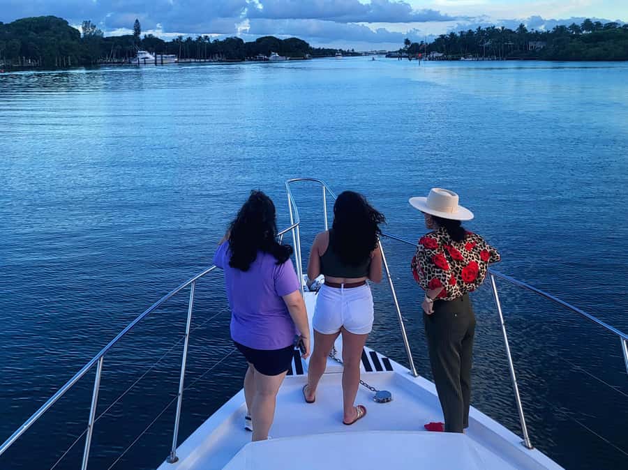 Jupiter, Florida: Intracoastal Waterway Cruise - Setting out from Castaways Marina at 1111 Love Street
