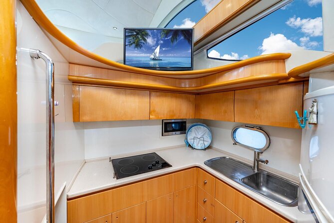 Miami 2 Hours Private Yacht Tour for 13 ppl on a 50 ft Yacht - The Miami River and downtown views