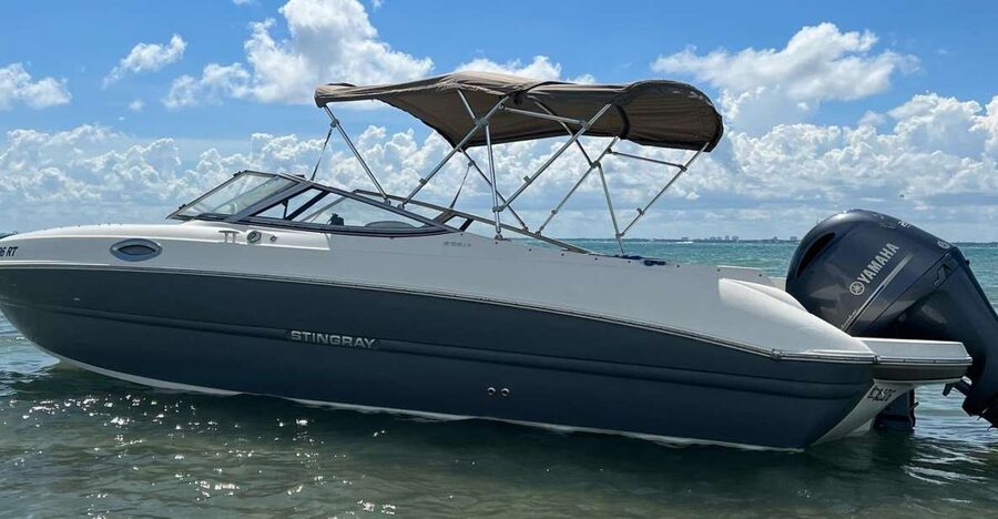 Miami: 24-Foot Private Boat for up to 8 People - What the 24-foot Stingray feels like for eight people
