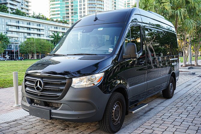 Miami Airport Executive Transfer Service - Choosing between a sedan, SUV, limousine, and larger vehicle