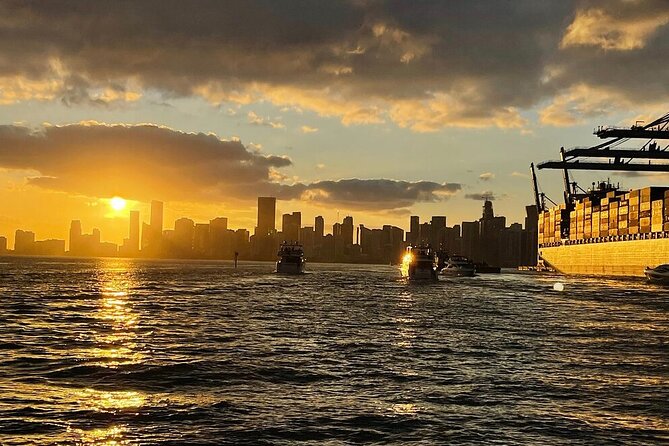 Miami and Bayside 90 min Cruise of Celebrity Islands - The Miami River and the working port