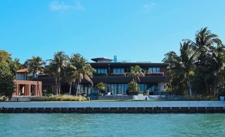 Miami: Biscayne Bay Millionaire's Homes Sightseeing Cruise - The guide, the narration, and the onboard mood
