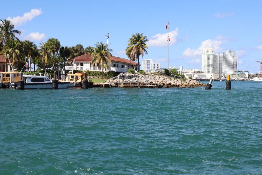 Miami Biscayne Bay: Sunset Boat Cruise & Millionaire Homes - Leaving Downtown Miami and the Port