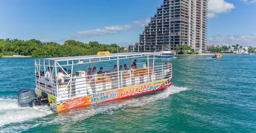 Miami Biscayne Bay: Sunset Boat Cruise & Millionaire Homes - Finding the dock at Bayside Marketplace