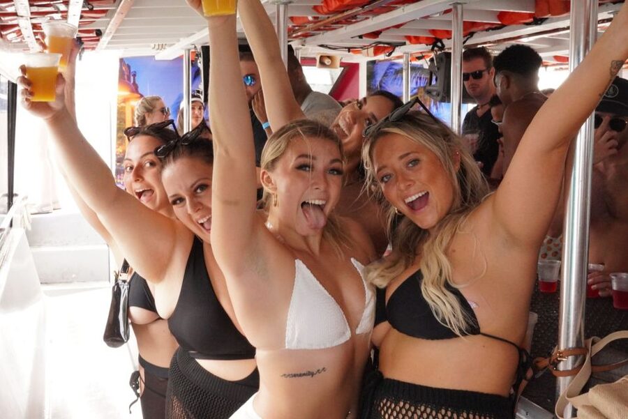 Miami: Boat Party with Live DJ, Unlimited Drinks, and Food - Key points at a glance