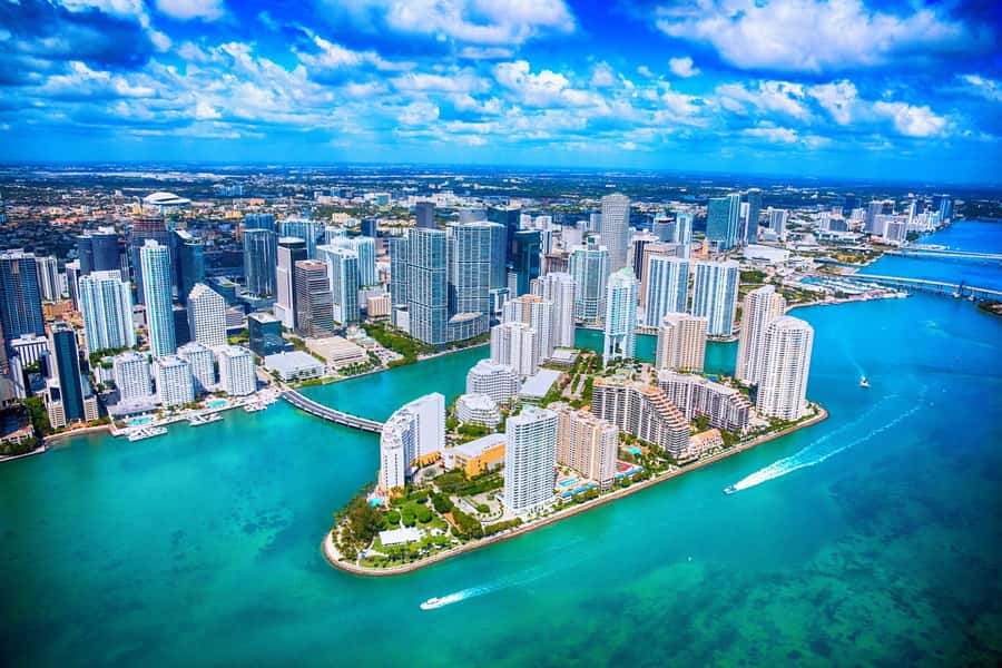 Miami: Celebrity Homes Boat Tour with Guide - Leaving Downtown Miami and entering Biscayne Bay