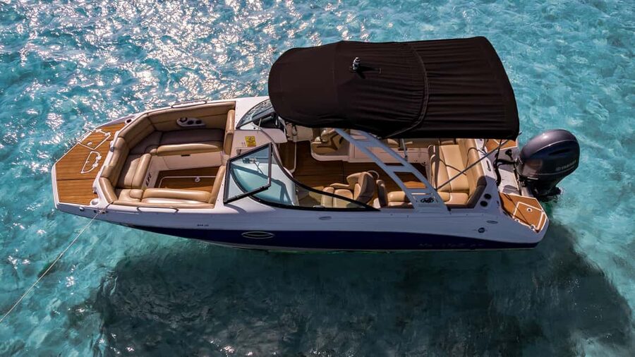 Miami: Celebrity Houses and Star Island Boat Tour - A private 25-foot boat with room for your group