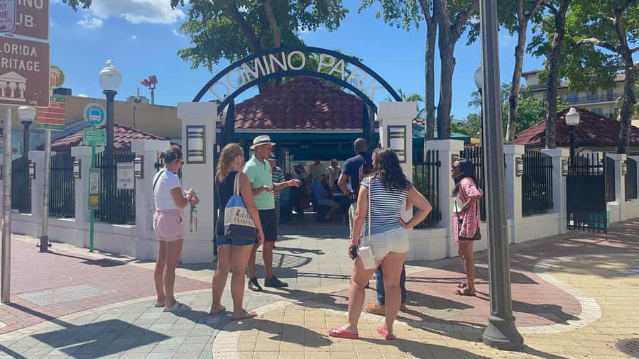 Miami: City Sightseeing and millionaire row boat tour - Little Havana and the traditions of Calle Ocho