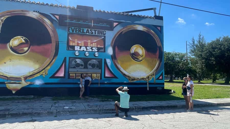 Miami: City Sightseeing and millionaire row boat tour - What to bring and what to expect