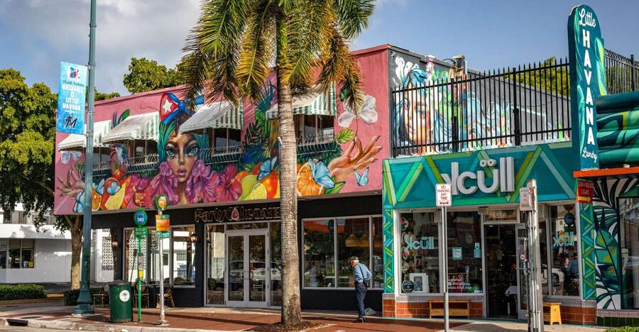 Miami: Little Havana Wow Walking Tour - Small Group Size - Meeting your guide under the pink canopy