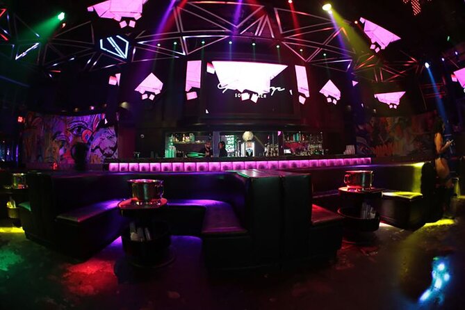 Miami Night: the Ultimate Nightclub Experience - Entering the nightclub with priority access