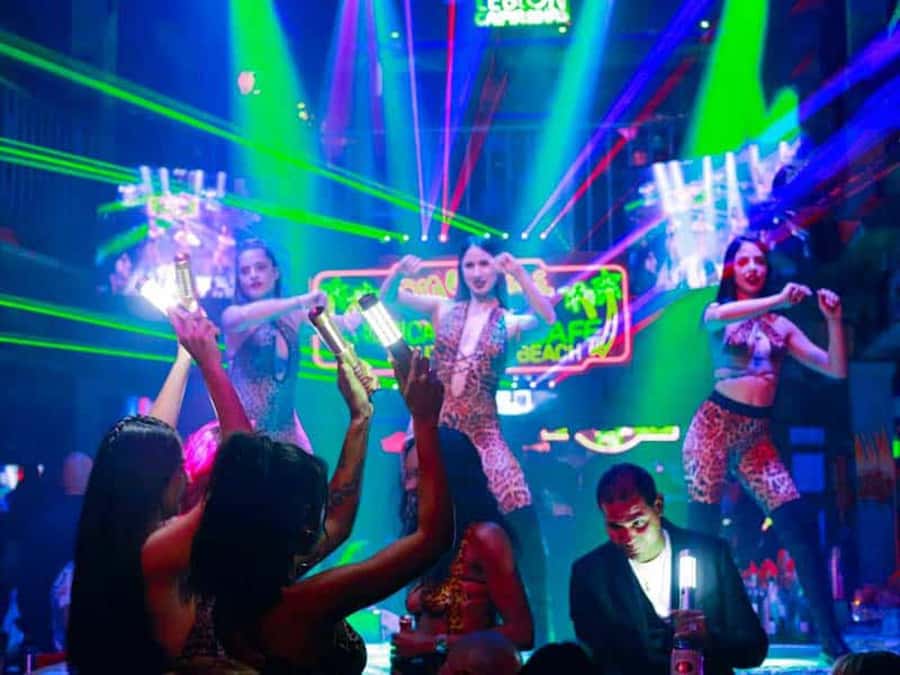 Miami Pub Crawl + Clubbing Experience - Starting on Ocean Drive and getting checked in