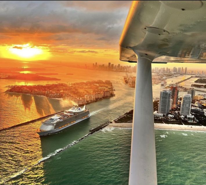 Miami: Romantic 1-Hour Private Flight Tour with Champagne - South Beach from above