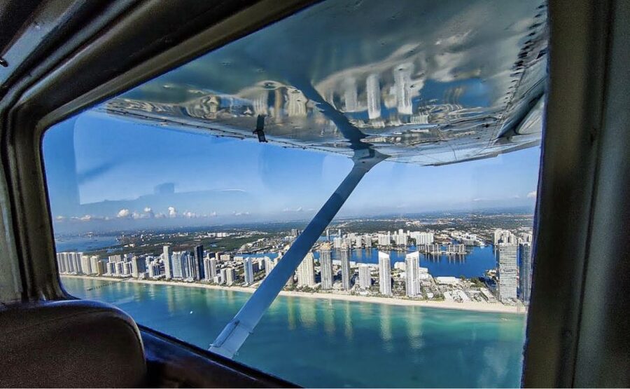 Miami: Romantic 1-Hour Private Flight Tour with Champagne - Downtown Miami from Biscayne Bay