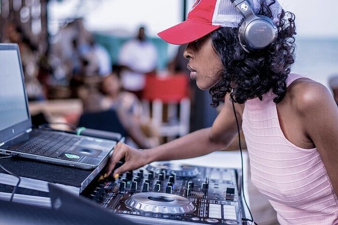 Miami’s Best Party Cruise Drink Included 1 Hour 20 Min Tour - Drinks, snacks, and the onboard bar