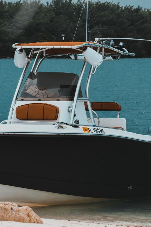 Miami's Unique Private Boat Tour: Discover & Enjoy Your Way - Downtown Miami and Brickell in one sweep