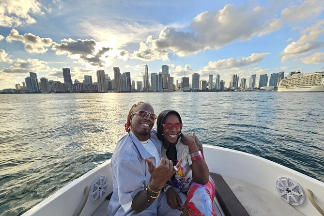 Miami Shared Boat tour, 2 hours on a 24 ft boat. 6 people total. - Biscayne Bay views and the Key Biscayne area