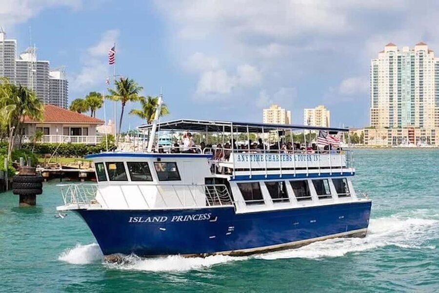 Miami Skyline Sightseeing Cruise and Millionaire Mansions - Drinks, music, and the onboard atmosphere