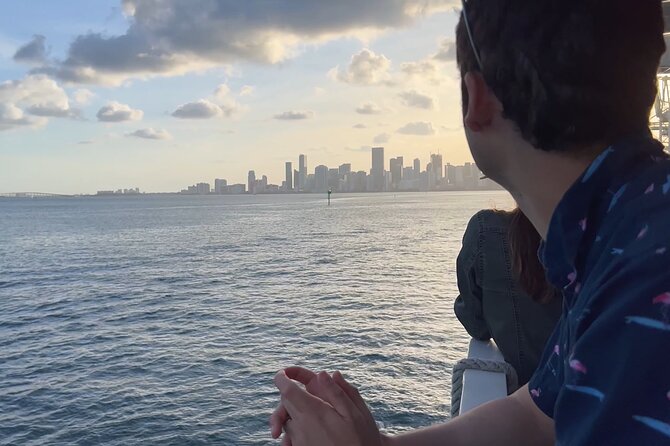 Miami Skyline & Star Island 90 Minute Cruise - What the guide adds in English and Spanish