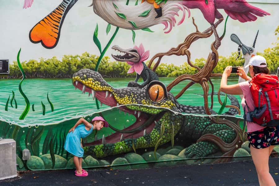 Miami: Wynwood Walls Freestyle Spray Painting & Admission - Arriving at the Welcome Center on NW 2nd Avenue