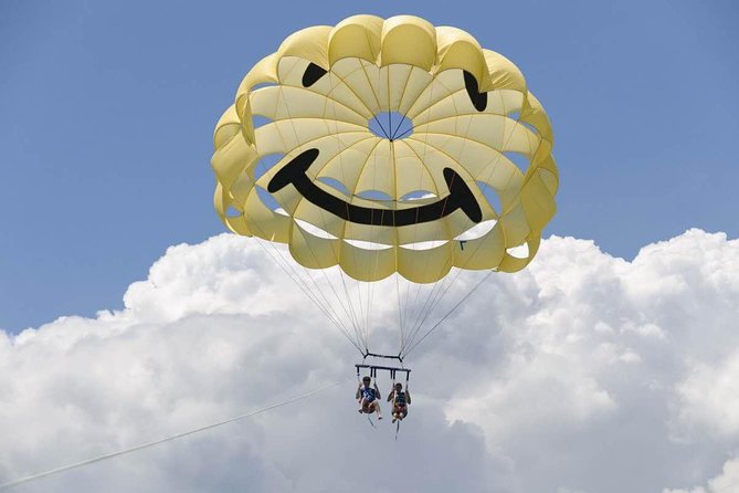 Parasailing Palm Beach - Getting fitted with safety gear