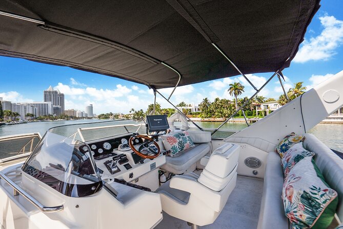 Private Yacht Tour Miami - Meeting the boat at 5400 Collins Avenue