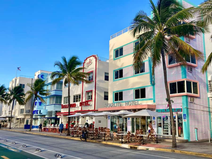 South Beach Sweets Tour: Donuts, Pastelitos, and Patisseries - Donuts and gelato at the second stop