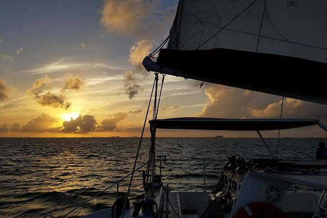 Sunset Sail in Miami: Complimentary Champagne Toast - The best time to go, and what to wear