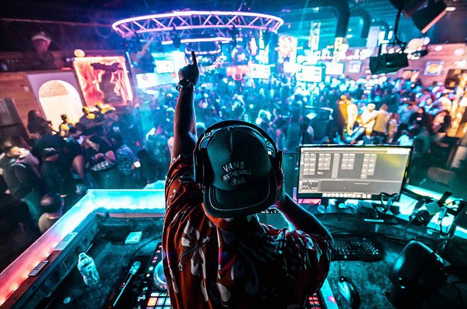 Ultimate South Beach Bar Crawl in Miami - Who gets the most from the $59 price