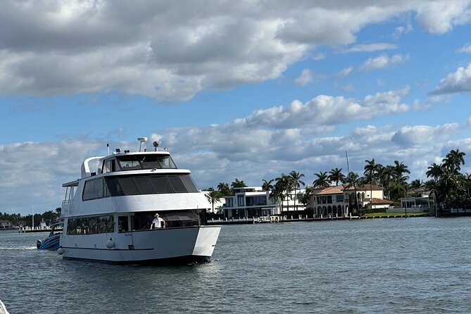 VIATOR EXCLUSIVE CRUISE: Miami Party Boat & Millionaire Homes - Music, a host, and the cash bar